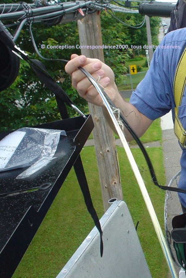 Enlever la gaine d'une drop de fibres optiques 