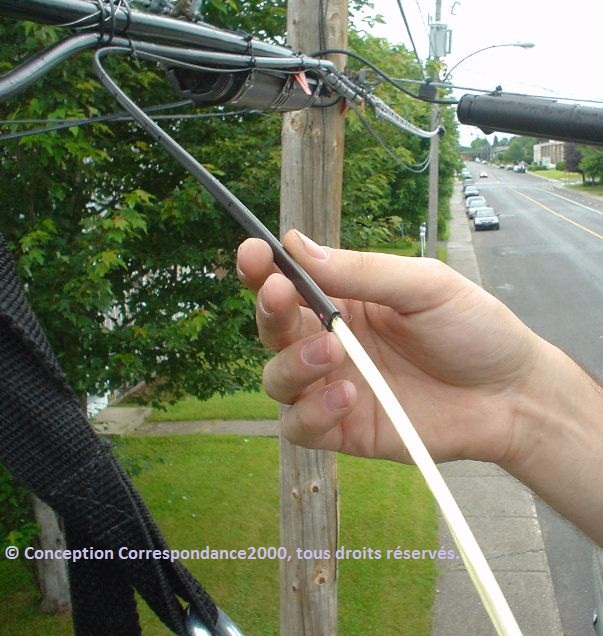 Enlever la gaine d'un câble de fibres optiques